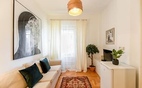 Stay In Style: Central 1Br With Vintage Touches And Balcony